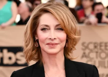Sharon Lawrence: A Glimpse into the Life and Career of a Talented Actress